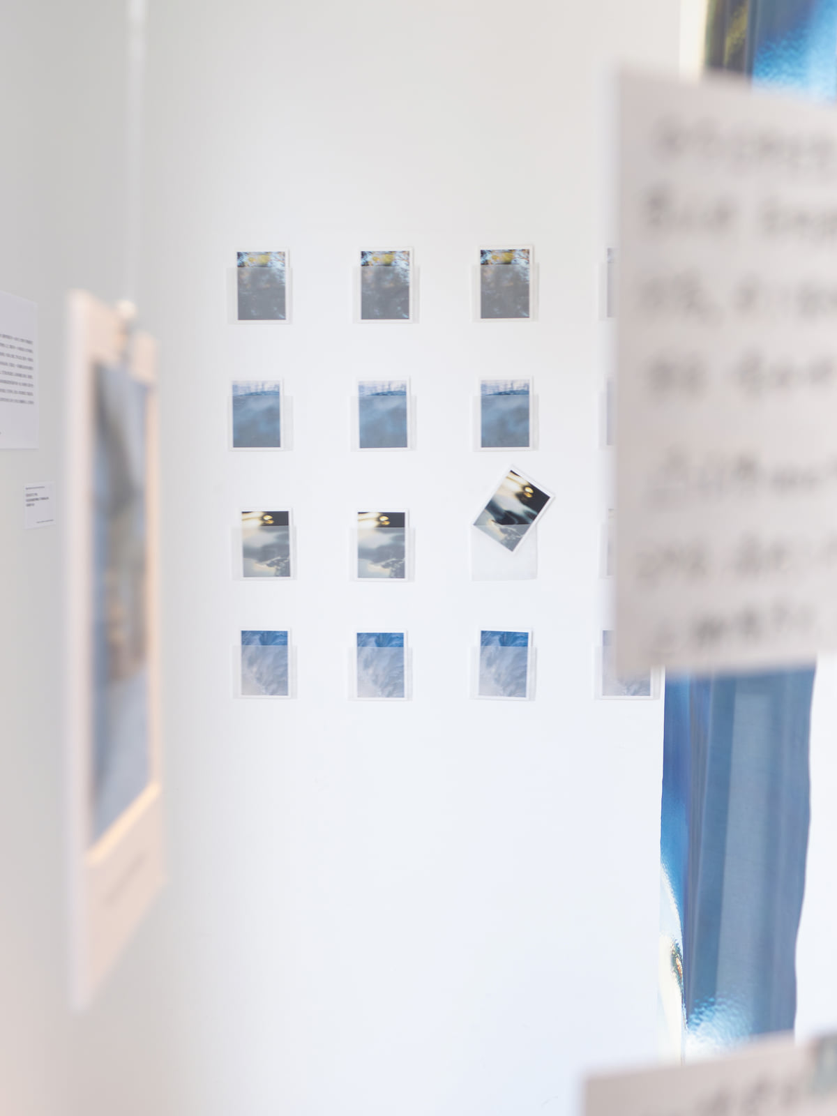 《四时流动》展览中的悬挂影像卡